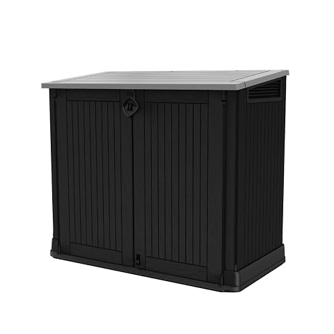 Abri de rangement Keter en plastique sombre à finition effet bois, installé dans un jardin ordonné.
