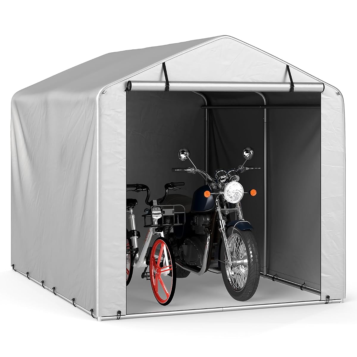 Abri vélos souple gris clair à porte enroulable, installé sur du gravier dans un jardin