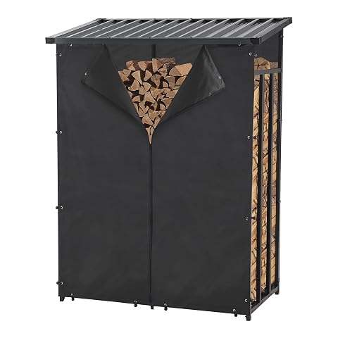 Abri-bûches noir avec toit incliné et housse de protection, installé sur du gravier dans un jardin