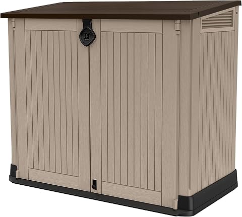 Abri Keter en résine marron et beige, ouvert avec deux bacs roulants dans un jardin